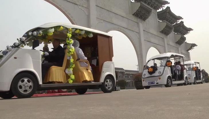 西安霸陵墓園新區(qū)園區(qū)距市區(qū)僅十余公里，232路公交車可直達(dá)