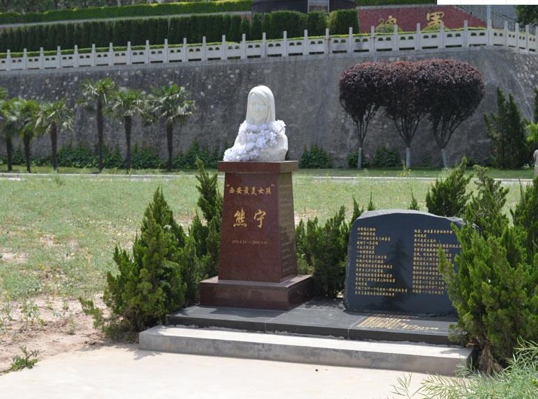 西安霸陵墓園新區(qū)園區(qū)距市區(qū)僅十余公里，232路公交車可直達(dá)