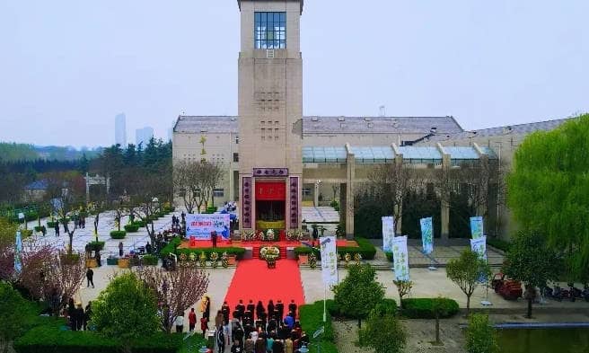 西安市奉正塬公墓內(nèi)的懷恩苑有何特點(diǎn)？