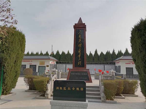 閻良漢皇樹葬骨灰公墓除了傳統(tǒng)的祭掃功能外，還有哪些特色功能或服務，使其成為一個綜合性、現(xiàn)代化的陵園？