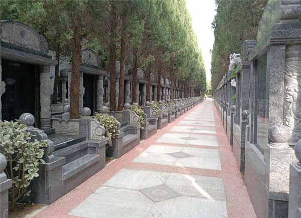 在西安漢皇樹葬墓園選擇壁葬服務時，家屬應考慮哪些因素來確保為逝者提供一個體面的安息之地？