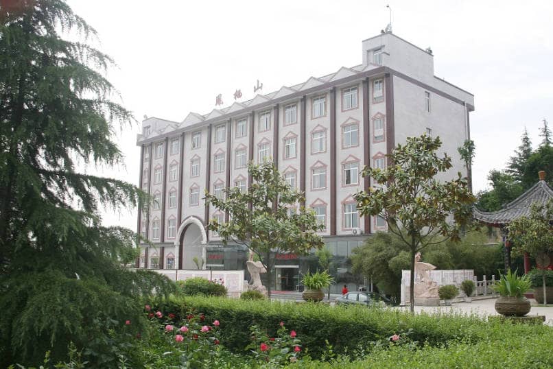 西安鳳棲山墓園清明節(jié)掃墓