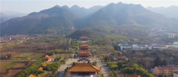 壽陽(yáng)山墓園的具體位置在哪里，其周邊環(huán)境有何特點(diǎn)？
