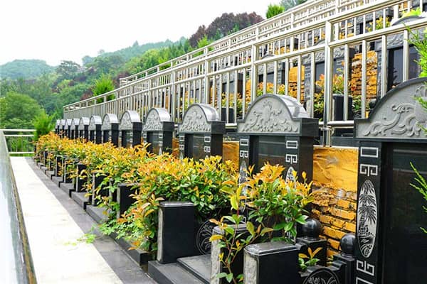在壽陽(yáng)山墓園，如果墓穴周圍的綠化出現(xiàn)了病蟲(chóng)或枯死等問(wèn)題，應(yīng)該如何處理？