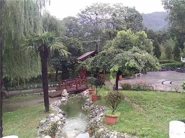 西安九龍山墓園的自然環(huán)境有何特色？為何稱其為“真山真水”的寶地？