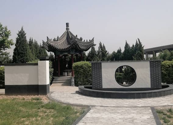 西安臥龍山墓園為便利謁陵者提供了哪些設(shè)施和服務(wù)？